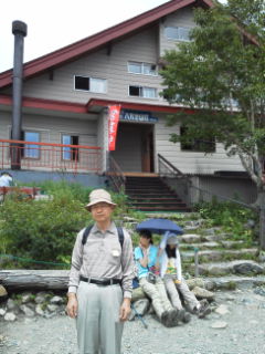 ゴンドラ・リフト・リフトを乗り継いで終点にくると1850mに山荘がある。ここが、八方尾根の自然研究路の出発点どすねん!