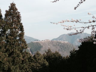 白い雲が湧き上がる。その中に城址のある小山が浮かぶちゅうことであるんや!
